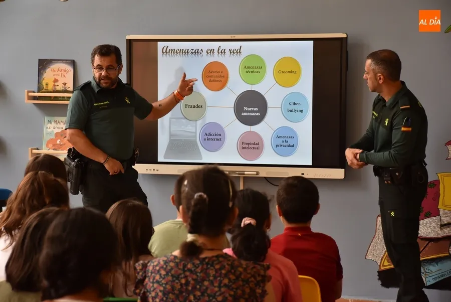 Foto 8 - La Guardia Civil imparte en San Francisco una doble charla sobre los riesgos de Internet