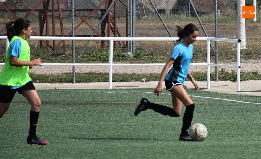 Foto 2 - Las integrantes del nuevo equipo femenino del Ciudad Rodrigo CF disputan su primer amistoso