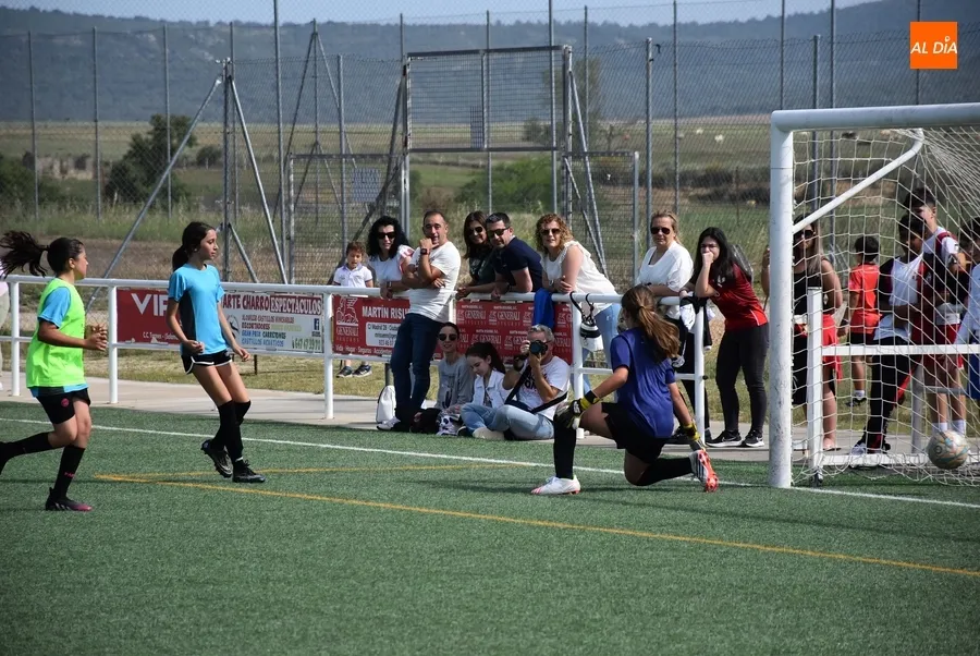 Foto 3 - Las integrantes del nuevo equipo femenino del Ciudad Rodrigo CF disputan su primer amistoso