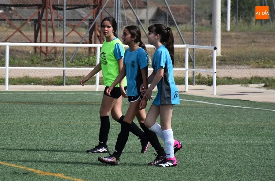 Foto 4 - Las integrantes del nuevo equipo femenino del Ciudad Rodrigo CF disputan su primer amistoso