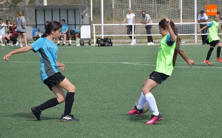 Foto 5 - Las integrantes del nuevo equipo femenino del Ciudad Rodrigo CF disputan su primer amistoso