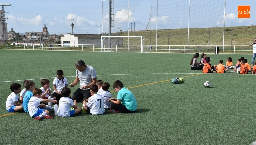 Foto 6 - Las integrantes del nuevo equipo femenino del Ciudad Rodrigo CF disputan su primer amistoso