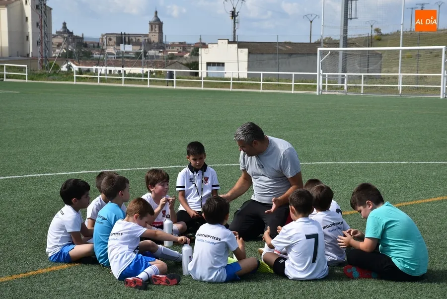 Foto 7 - Las integrantes del nuevo equipo femenino del Ciudad Rodrigo CF disputan su primer amistoso