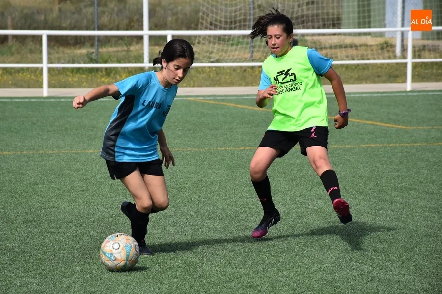 Foto 8 - Las integrantes del nuevo equipo femenino del Ciudad Rodrigo CF disputan su primer amistoso
