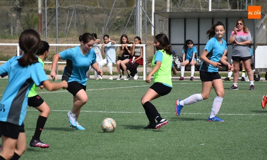 Foto 9 - Las integrantes del nuevo equipo femenino del Ciudad Rodrigo CF disputan su primer amistoso