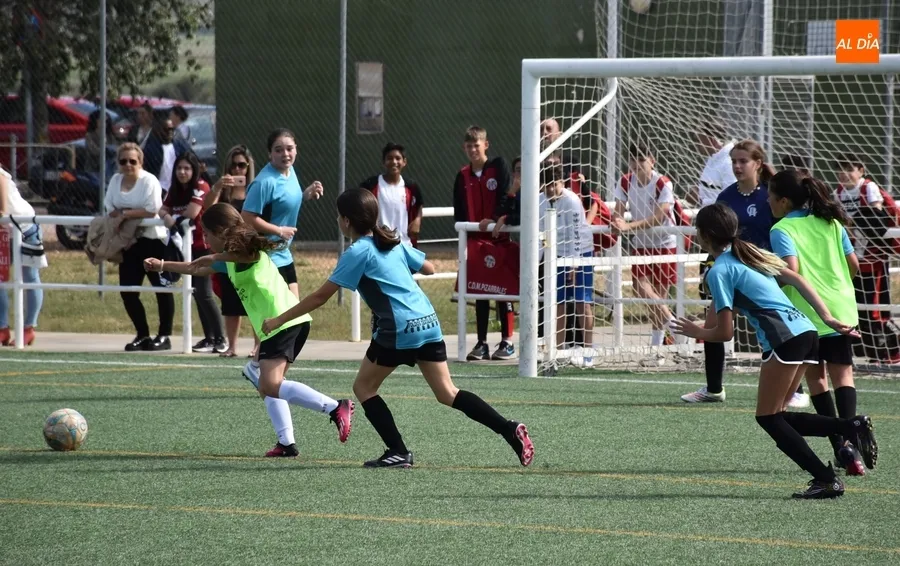 Foto 10 - Las integrantes del nuevo equipo femenino del Ciudad Rodrigo CF disputan su primer amistoso