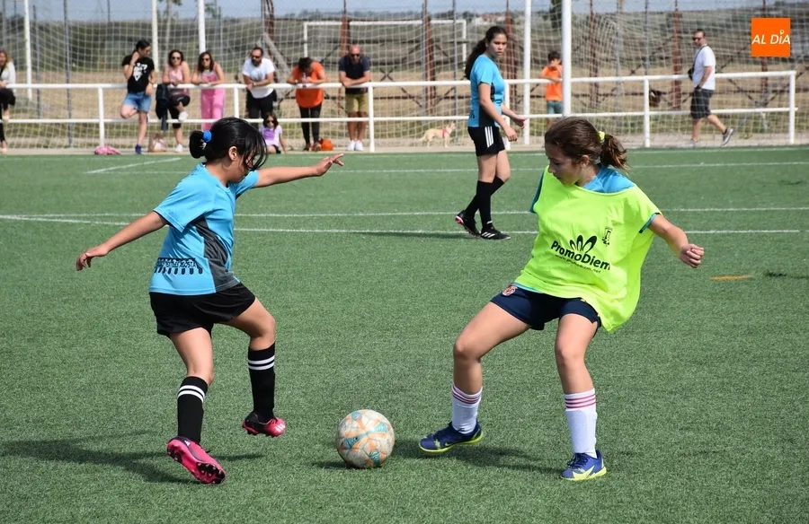 Foto 11 - Las integrantes del nuevo equipo femenino del Ciudad Rodrigo CF disputan su primer amistoso