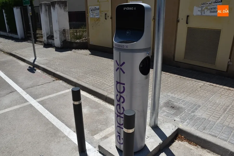 Foto 3 - Instalado el &lsquo;surtidor&rsquo; de electricidad para ultimar la 1&ordf; electrolinera de la Avenida de B&eacute;jar