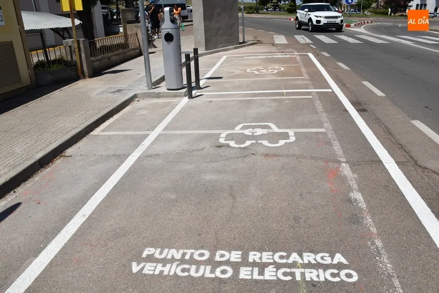 Foto 4 - Instalado el &lsquo;surtidor&rsquo; de electricidad para ultimar la 1&ordf; electrolinera de la Avenida de B&eacute;jar
