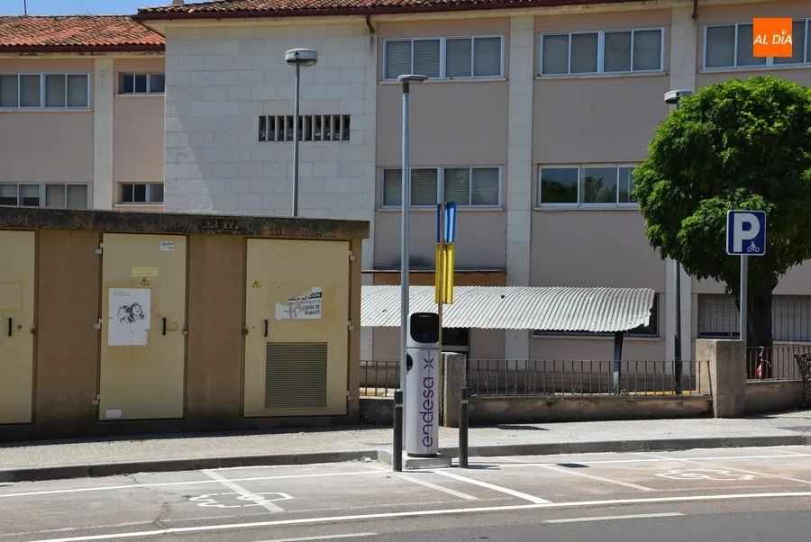 Foto 6 - Instalado el &lsquo;surtidor&rsquo; de electricidad para ultimar la 1&ordf; electrolinera de la Avenida de B&eacute;jar
