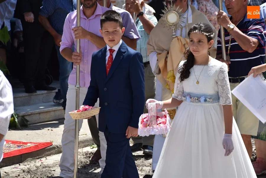 Foto 5 - Un ni&ntilde;o y una ni&ntilde;a acompa&ntilde;an al Sant&iacute;simo por el Arrabal del Puente tras comulgar por 1&ordf; vez