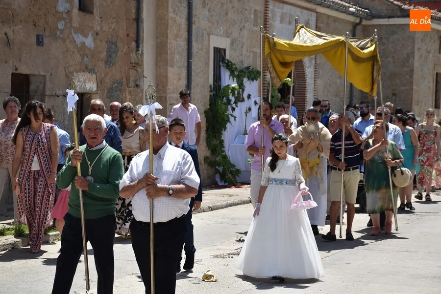 Foto 6 - Un ni&ntilde;o y una ni&ntilde;a acompa&ntilde;an al Sant&iacute;simo por el Arrabal del Puente tras comulgar por 1&ordf; vez