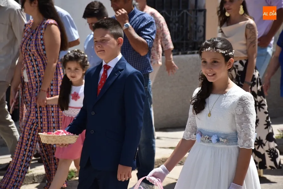 Foto 8 - Un ni&ntilde;o y una ni&ntilde;a acompa&ntilde;an al Sant&iacute;simo por el Arrabal del Puente tras comulgar por 1&ordf; vez