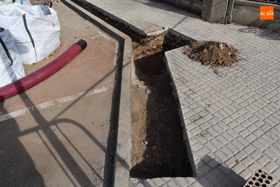 Foto 4 - Comienzan los trabajos para crear la primera electrolinera de Ciudad Rodrigo