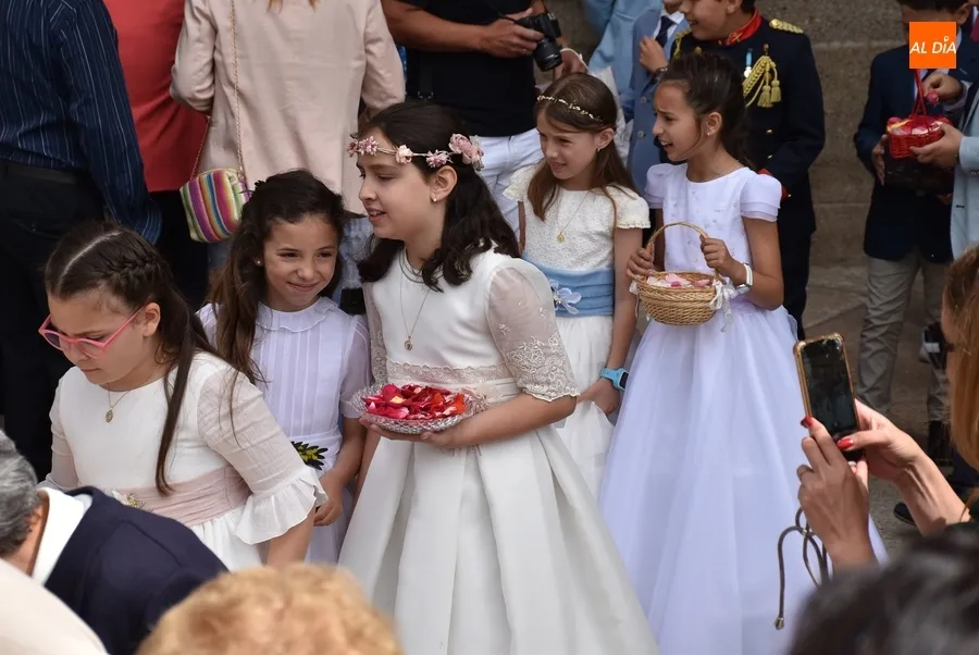 Foto 2 - 34 ni&ntilde;@s acompa&ntilde;an al Sant&iacute;simo en su primera procesi&oacute;n sin incidencias por el centro desde 2019