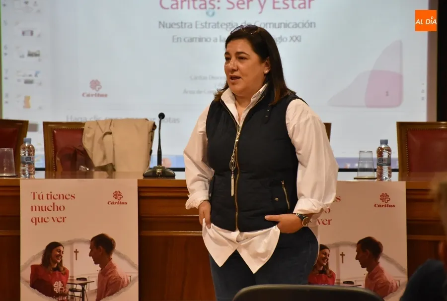 Foto 2 - Los integrantes de C&aacute;ritas Ciudad Rodrigo profundizan en la imagen de marca de la entidad