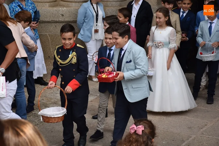 Foto 3 - 34 ni&ntilde;@s acompa&ntilde;an al Sant&iacute;simo en su primera procesi&oacute;n sin incidencias por el centro desde 2019