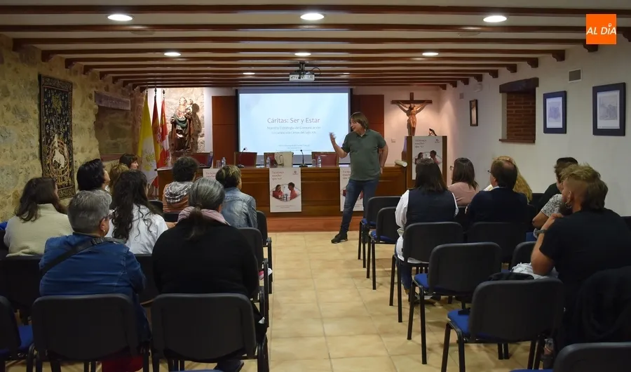 Foto 4 - Los integrantes de C&aacute;ritas Ciudad Rodrigo profundizan en la imagen de marca de la entidad