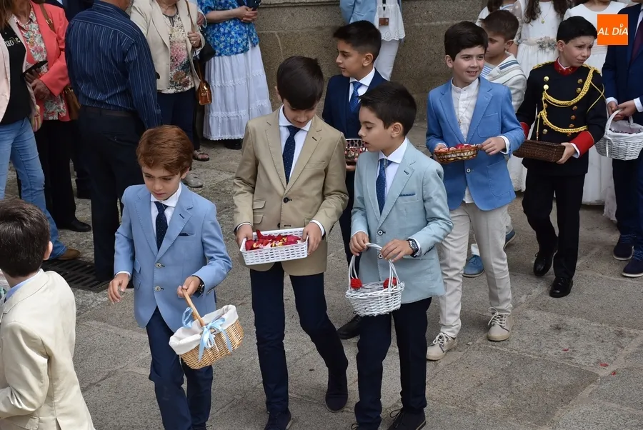 Foto 4 - 34 ni&ntilde;@s acompa&ntilde;an al Sant&iacute;simo en su primera procesi&oacute;n sin incidencias por el centro desde 2019