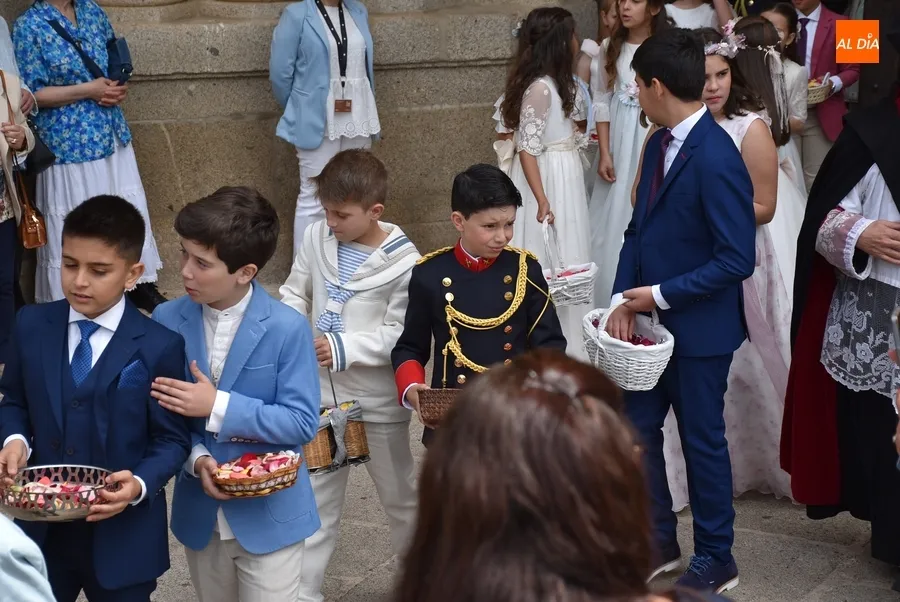 Foto 5 - 34 ni&ntilde;@s acompa&ntilde;an al Sant&iacute;simo en su primera procesi&oacute;n sin incidencias por el centro desde 2019