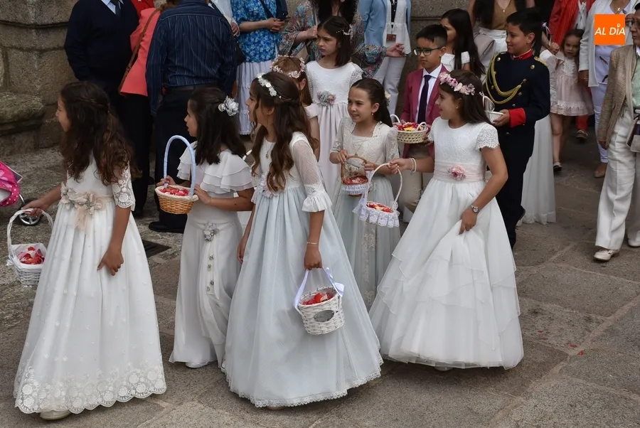 Foto 6 - 34 ni&ntilde;@s acompa&ntilde;an al Sant&iacute;simo en su primera procesi&oacute;n sin incidencias por el centro desde 2019