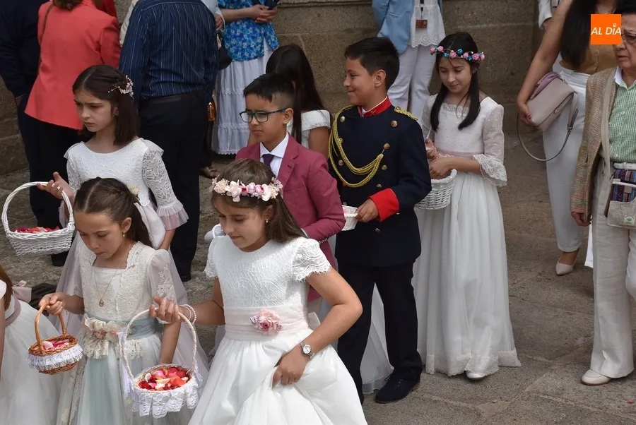 Foto 7 - 34 ni&ntilde;@s acompa&ntilde;an al Sant&iacute;simo en su primera procesi&oacute;n sin incidencias por el centro desde 2019