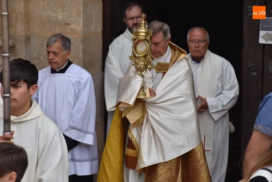 Foto 8 - 34 ni&ntilde;@s acompa&ntilde;an al Sant&iacute;simo en su primera procesi&oacute;n sin incidencias por el centro desde 2019