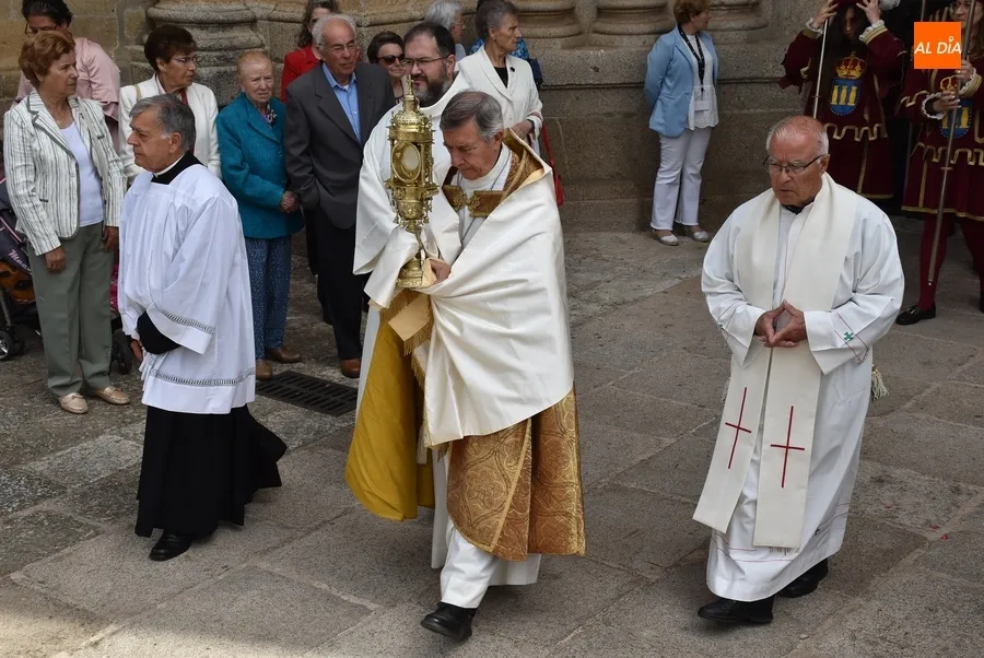 Foto 9 - 34 ni&ntilde;@s acompa&ntilde;an al Sant&iacute;simo en su primera procesi&oacute;n sin incidencias por el centro desde 2019