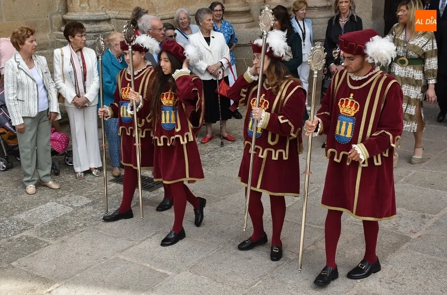 Foto 10 - 34 ni&ntilde;@s acompa&ntilde;an al Sant&iacute;simo en su primera procesi&oacute;n sin incidencias por el centro desde 2019