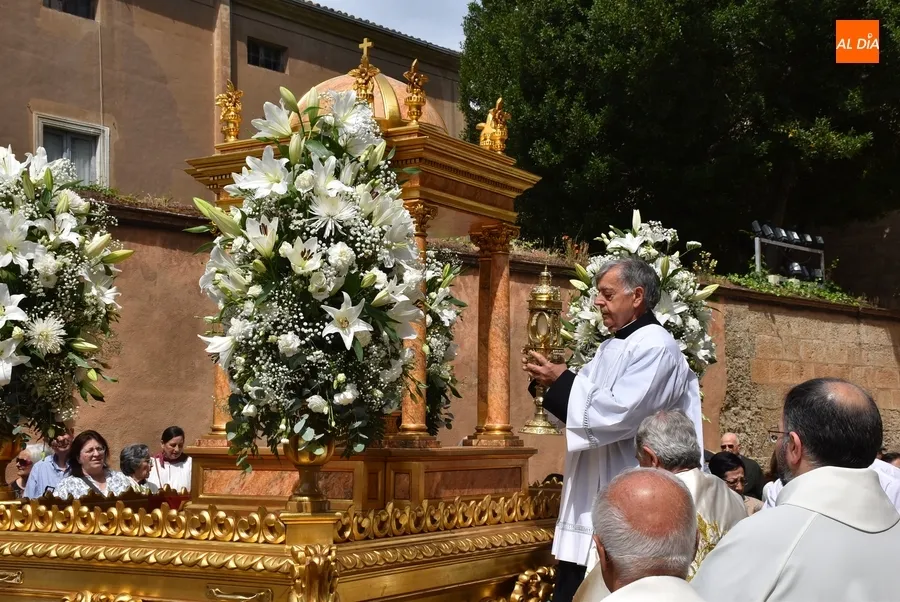Foto 11 - 34 ni&ntilde;@s acompa&ntilde;an al Sant&iacute;simo en su primera procesi&oacute;n sin incidencias por el centro desde 2019