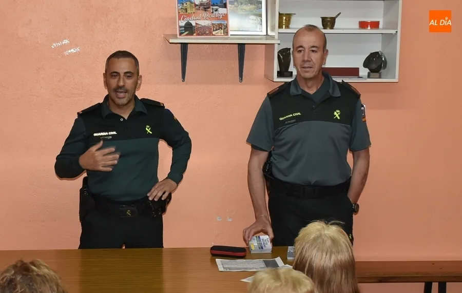 Foto 2 - La Guardia Civil conciencia a las socias de Amanecer en materia de timos y estafas