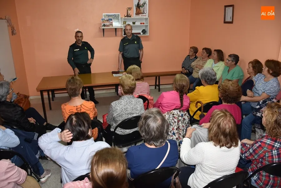 Foto 3 - La Guardia Civil conciencia a las socias de Amanecer en materia de timos y estafas