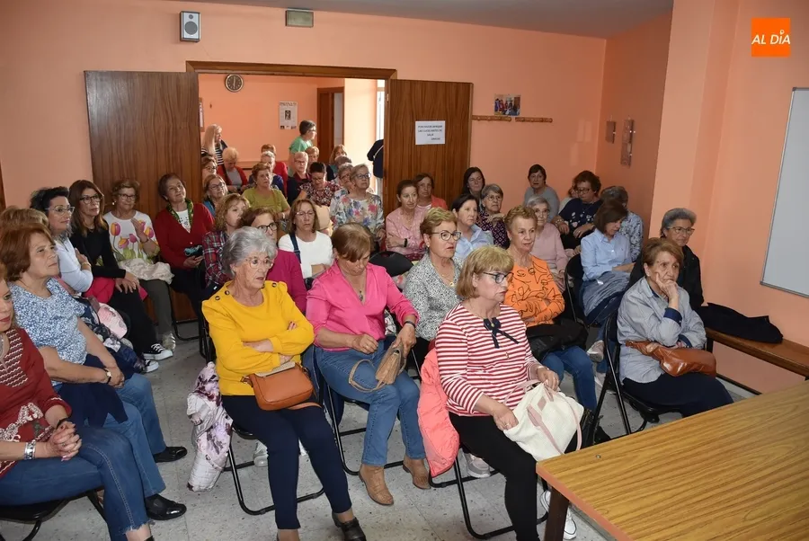 Foto 5 - La Guardia Civil conciencia a las socias de Amanecer en materia de timos y estafas