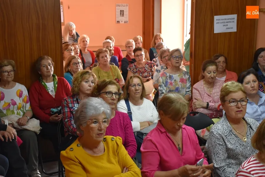 Foto 7 - La Guardia Civil conciencia a las socias de Amanecer en materia de timos y estafas