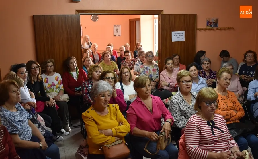 Foto 8 - La Guardia Civil conciencia a las socias de Amanecer en materia de timos y estafas