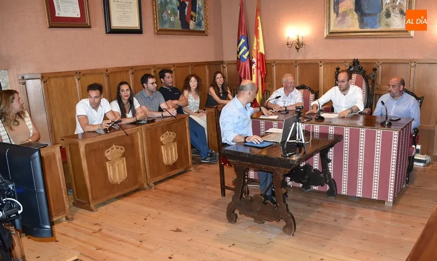Foto 3 - Jos&eacute; Manuel Jerez salta a la mesa de la Presidencia de los Plenos municipales