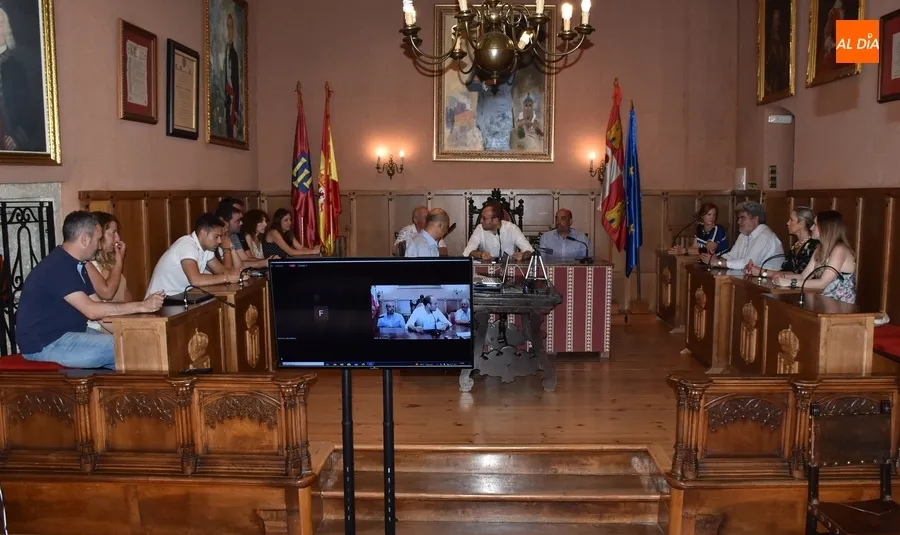 Foto 6 - Jos&eacute; Manuel Jerez salta a la mesa de la Presidencia de los Plenos municipales