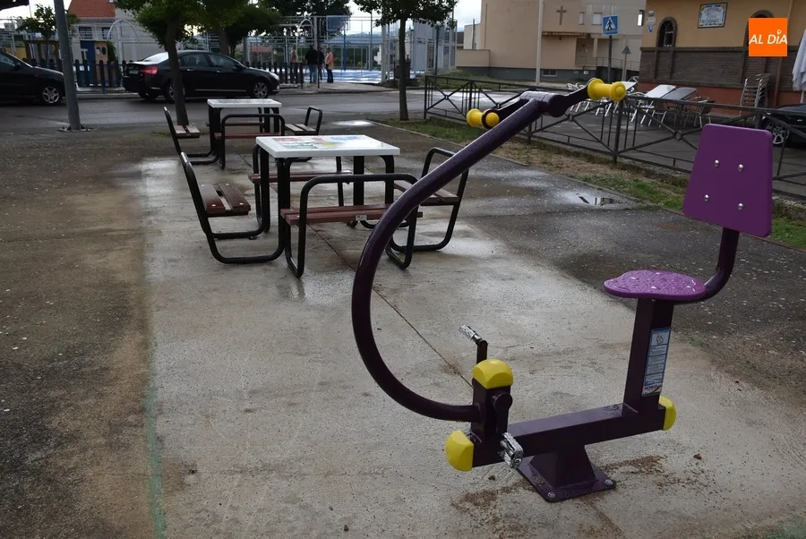 Foto 6 - Suprimida la &lsquo;U&rsquo; de Las Canteras, que da paso a una mesa de ajedrez y otra de parch&iacute;s