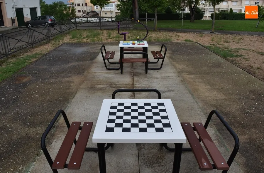 Foto 7 - Suprimida la &lsquo;U&rsquo; de Las Canteras, que da paso a una mesa de ajedrez y otra de parch&iacute;s