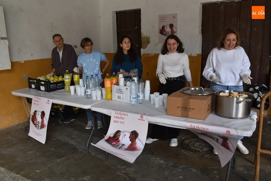 Foto 2 - Unos 230 comensales degustan las patatas mene&aacute;s de la recuperada comida solidaria de C&aacute;ritas
