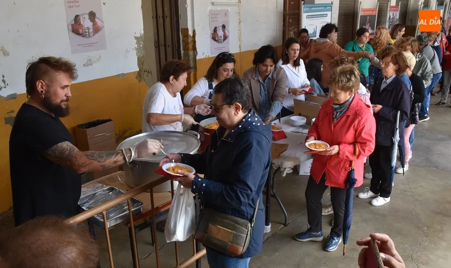 Foto 3 - Unos 230 comensales degustan las patatas mene&aacute;s de la recuperada comida solidaria de C&aacute;ritas