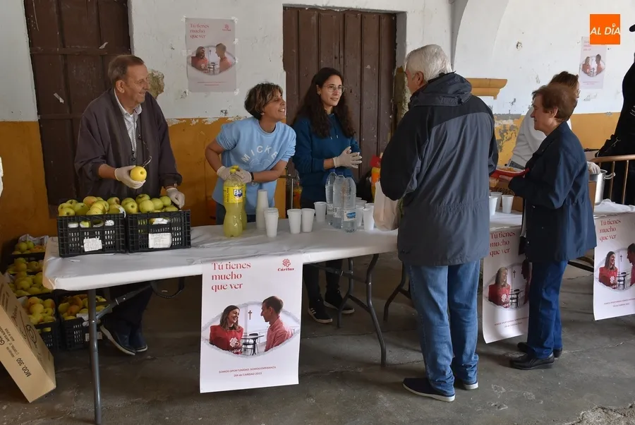 Foto 4 - Unos 230 comensales degustan las patatas mene&aacute;s de la recuperada comida solidaria de C&aacute;ritas