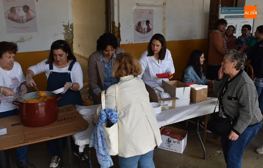 Foto 5 - Unos 230 comensales degustan las patatas mene&aacute;s de la recuperada comida solidaria de C&aacute;ritas