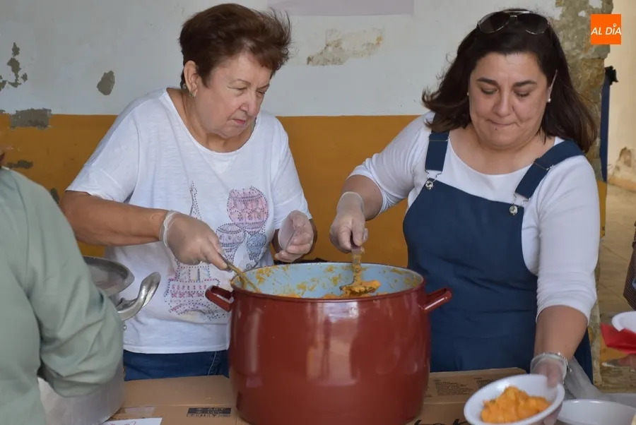 Foto 6 - Unos 230 comensales degustan las patatas mene&aacute;s de la recuperada comida solidaria de C&aacute;ritas
