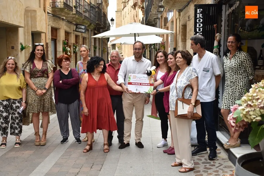 Foto 2 - Los galardonados en el 3&ordm; Concurso Floral de Primavera reciben sus premios