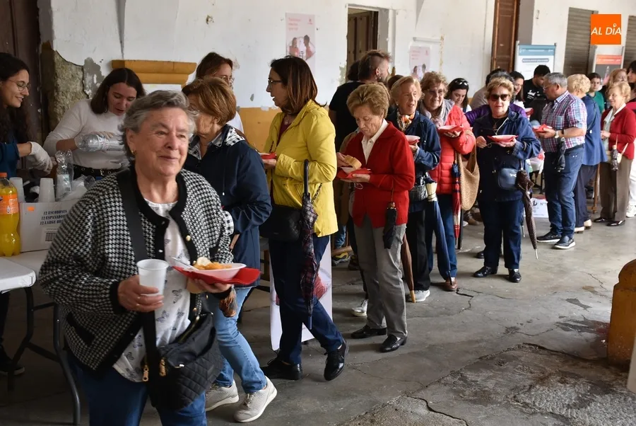 Foto 9 - Unos 230 comensales degustan las patatas mene&aacute;s de la recuperada comida solidaria de C&aacute;ritas