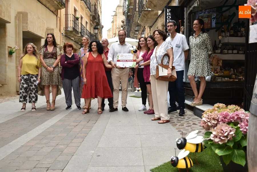 Foto 3 - Los galardonados en el 3&ordm; Concurso Floral de Primavera reciben sus premios