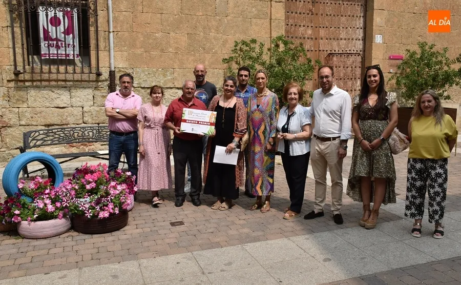 Foto 6 - Los galardonados en el 3&ordm; Concurso Floral de Primavera reciben sus premios