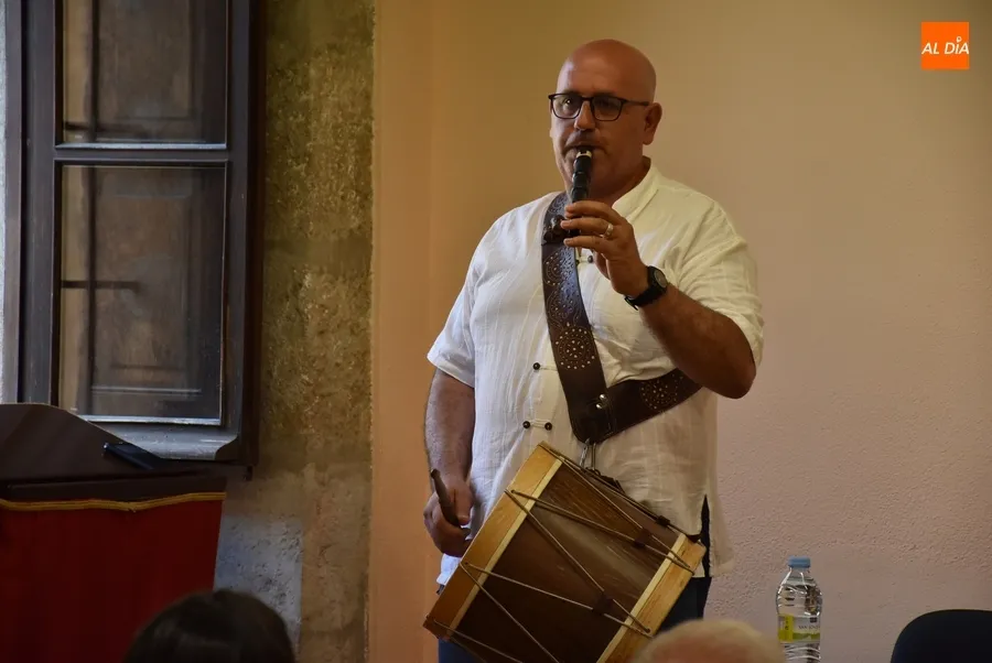 Foto 2 - Juan Pablo Gonz&aacute;lez se encarga de despedir el curso de la Escuela de Tamborileros