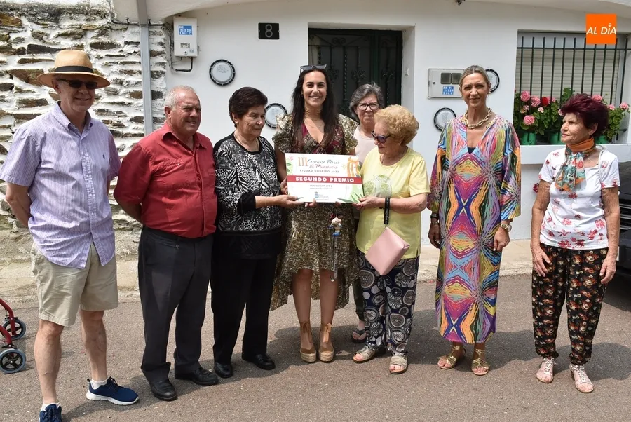 Foto 8 - Los galardonados en el 3&ordm; Concurso Floral de Primavera reciben sus premios